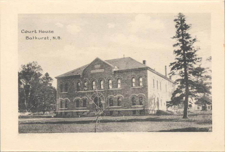 Carte postale noir et blanc d’un grand édifice carré en pierre aux dormants de fenêtres arrondis